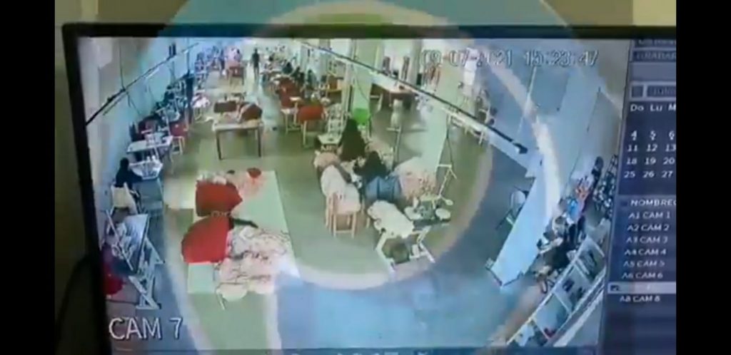 Video desde Puebla: Al menos 3 sujetos armados asaltaron una textilera en Chachapa