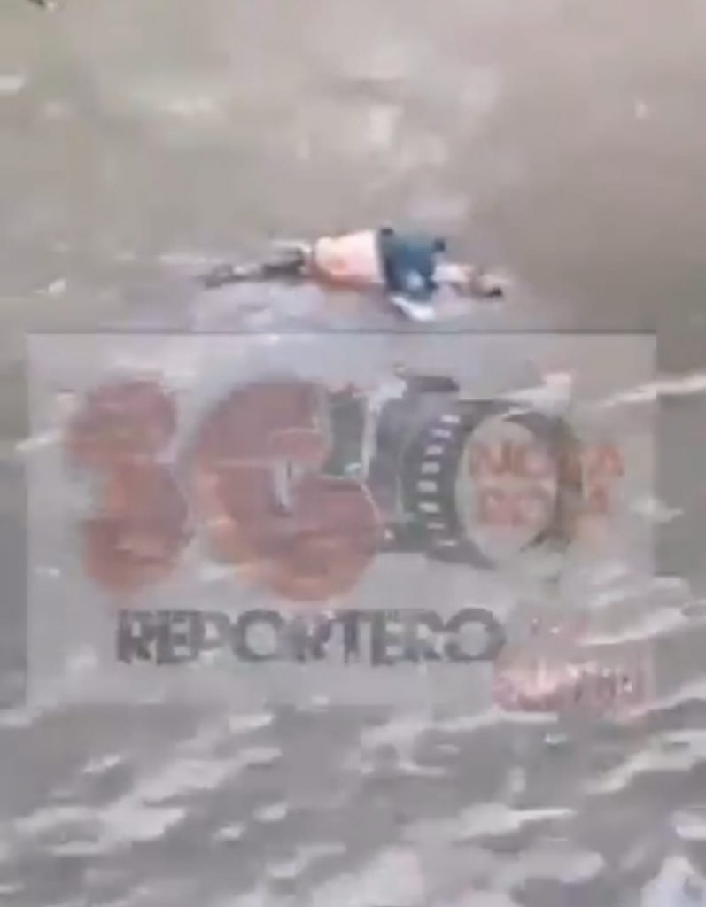 Video desde Puebla: Hallan cadáver flotando en aguas del Río Atoyac