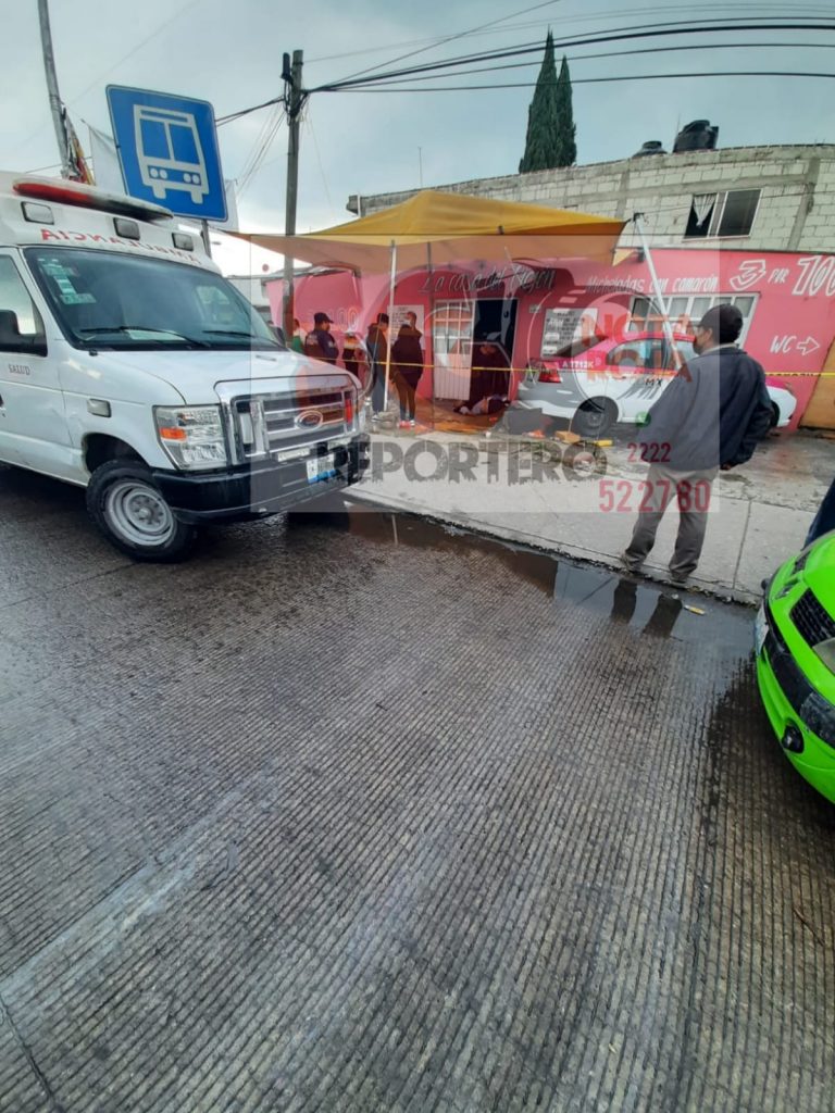 Muere taxista al sufrir infarto y se mete a una casa en Amozoc