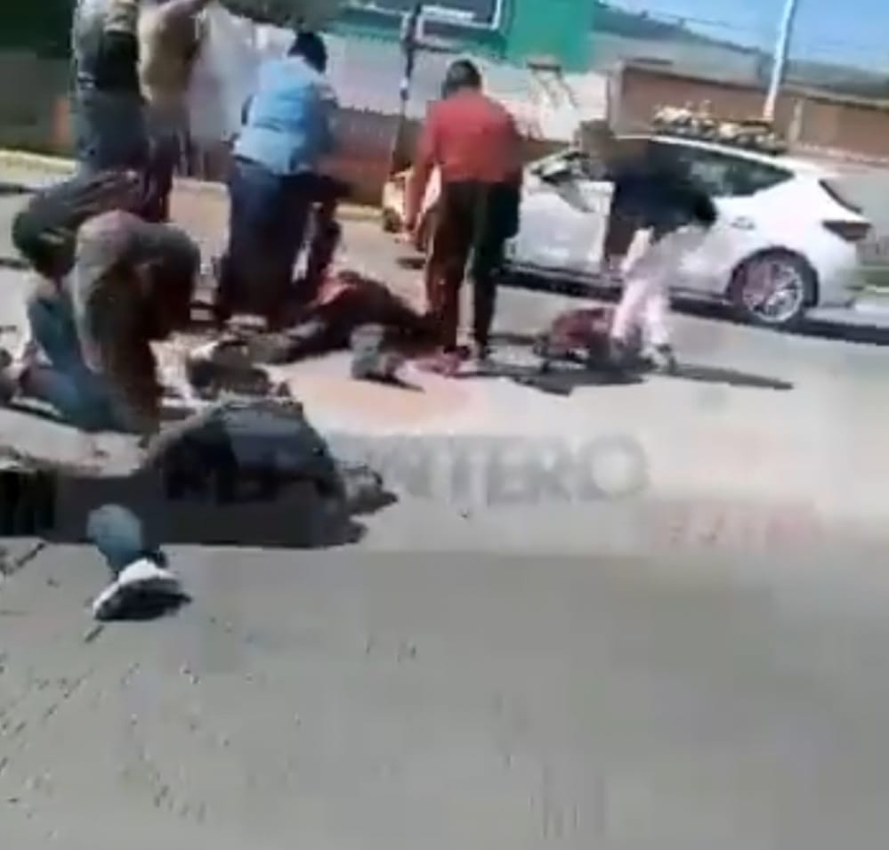 Video desde Puebla: Pareja de motociclistas lesionada luego de ser arrollada en la federal a Tehuacán