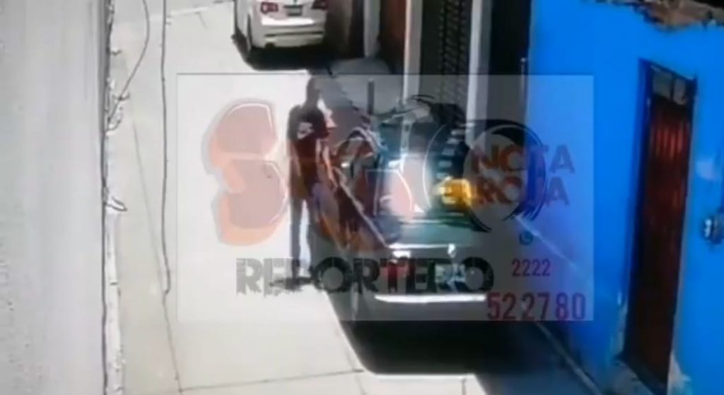 Video desde Puebla: En menos de un minuto se roban un auto en Xalmimilulco, Huejotzingo