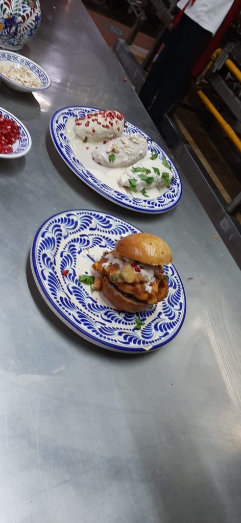 Fonda de Santa Clara inventó la hamburguesa en nogada o “hamburguesa licha” 