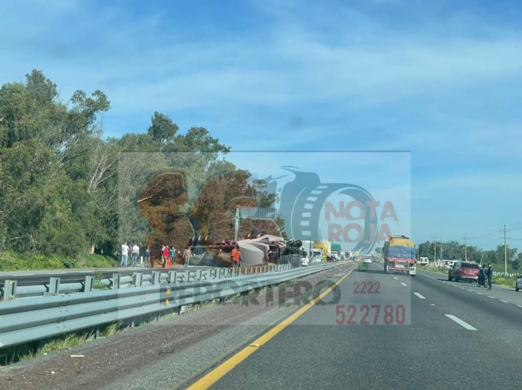 Vuelca camión y origina cierre de circulación en la Puebla-Orizaba