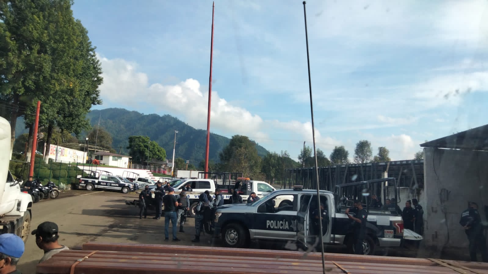 Desde Huauchinango: Al menos 5 decenas de policías municipales y estatales armaron megaoperativo para detener…al líder de los barrenderos