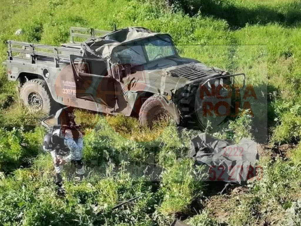 Jeep militar vuelca y deja un muerto en Huejotzingo