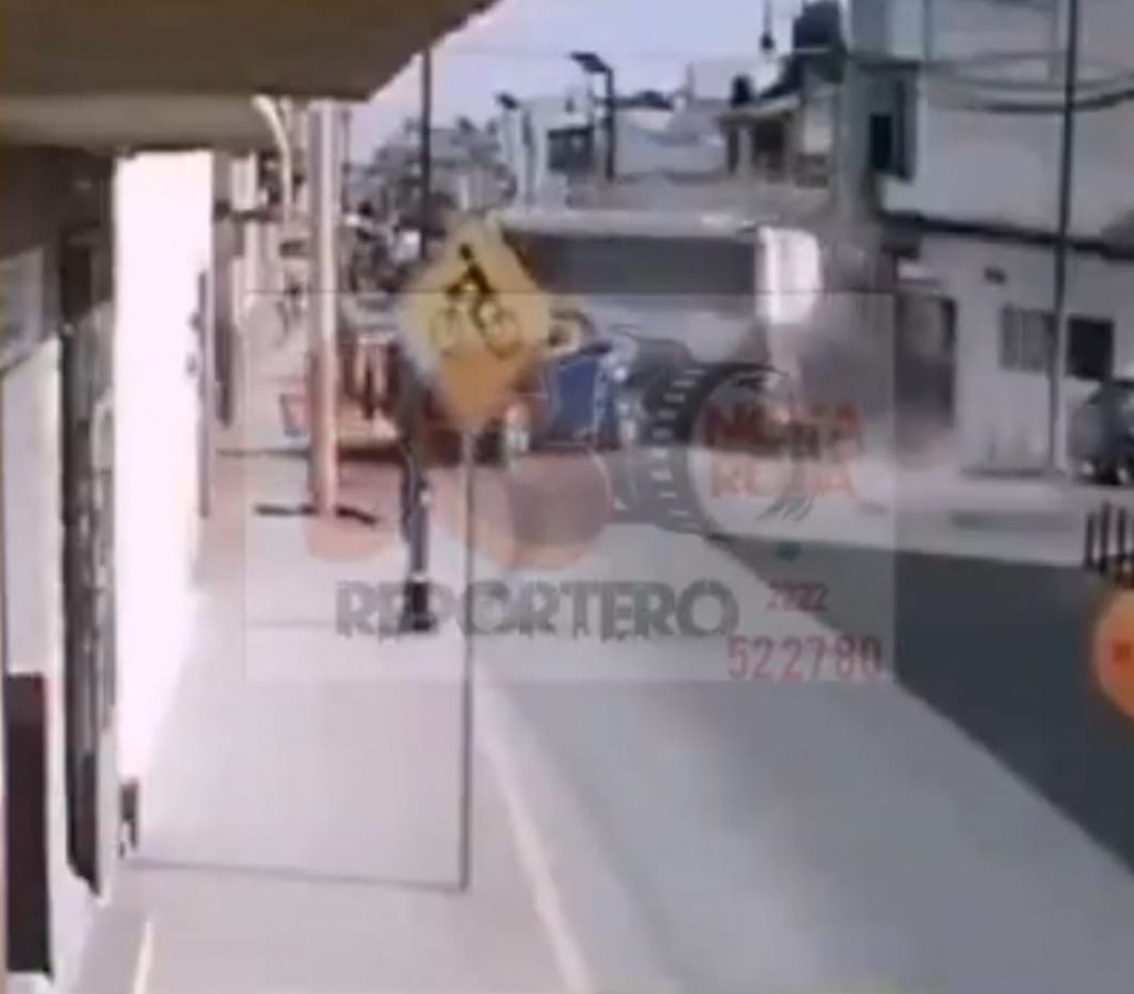 Video desde Puebla: Ebrio conductor provoca aparatoso accidente en Tepeaca