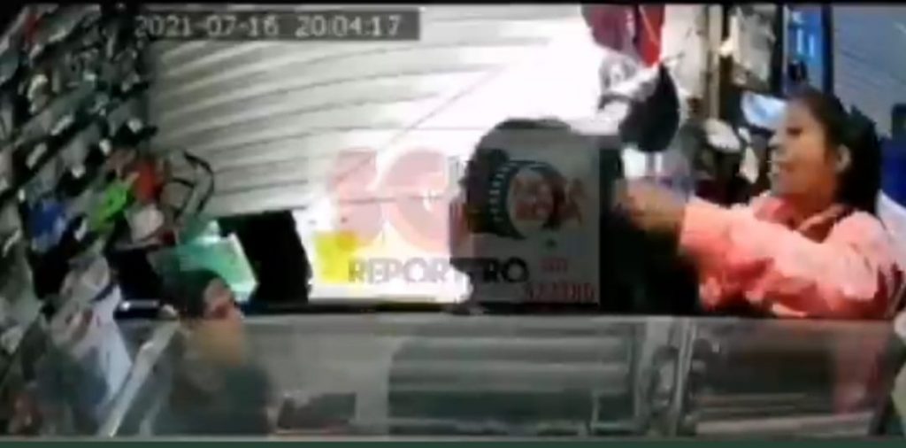 Video desde Puebla: Patán desgraciado escupe a jovencita en centro comercial