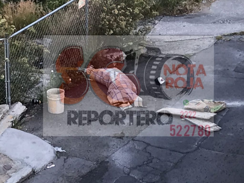 Hallan cadáver de un hombre encobijado y embolsado en el puente de Xonacatepec