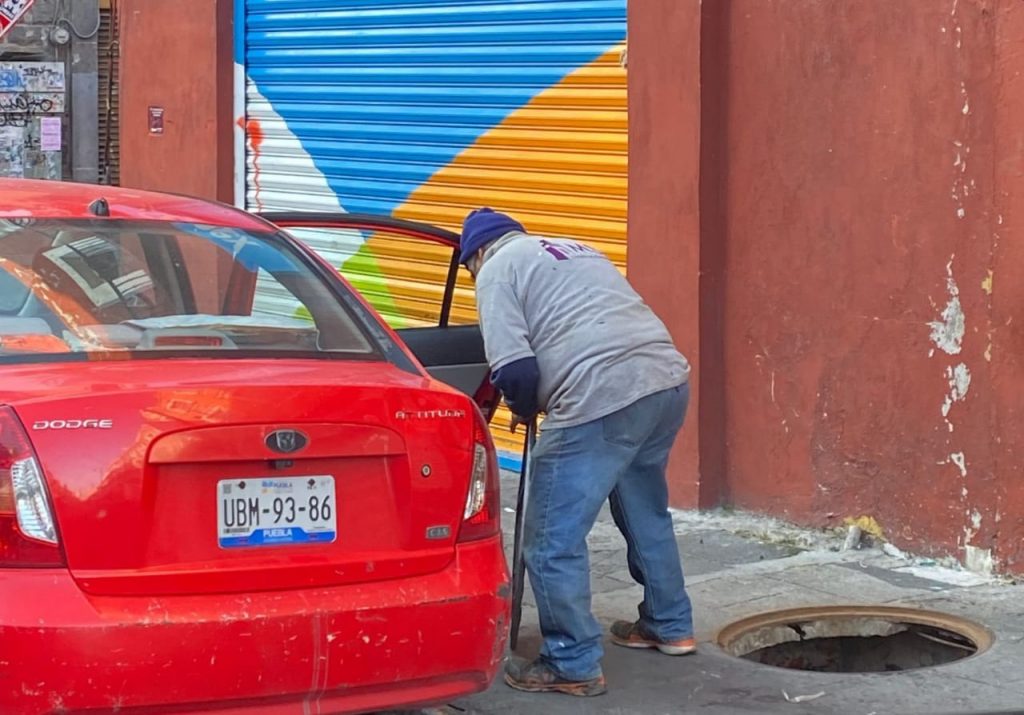 Lo agarran cuando se roba mobiliario urbano en Puebla capital