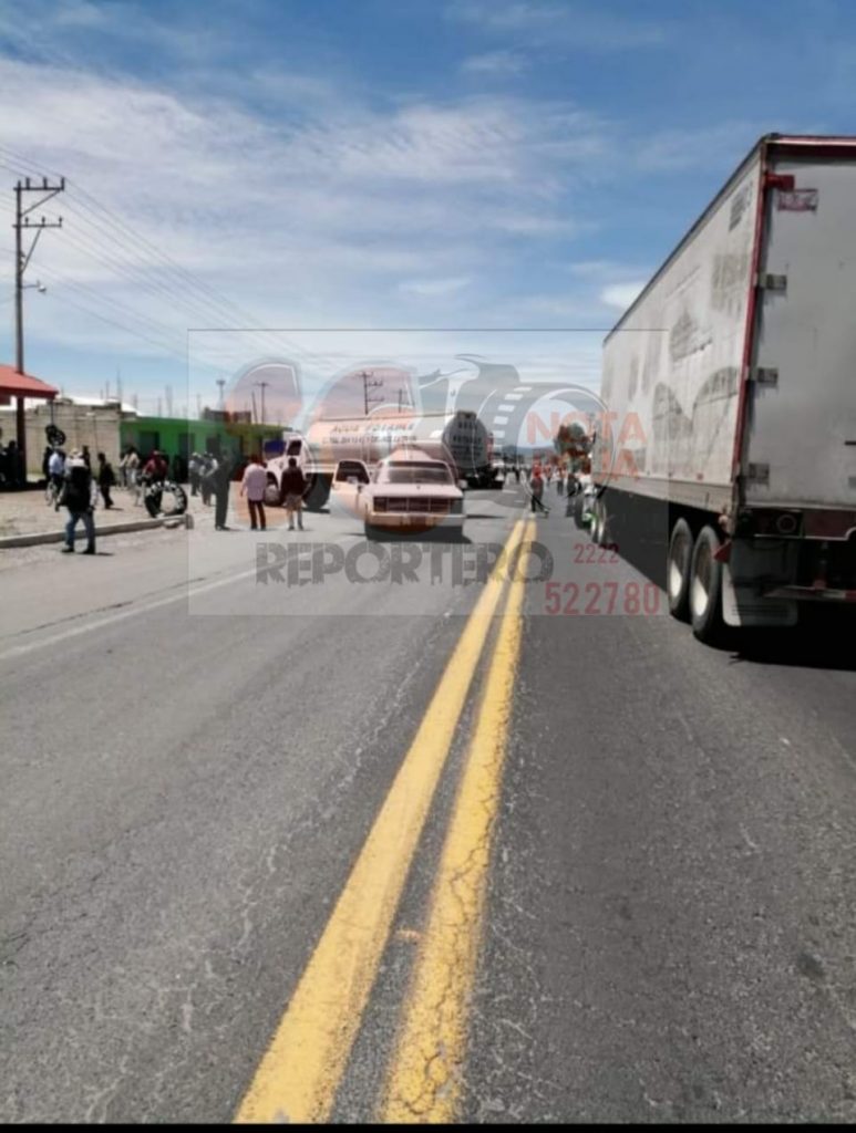 Fotonota: Vecinos denuncian falta de agua en Tepetzala y cierran carretera Nautla- Amozoc