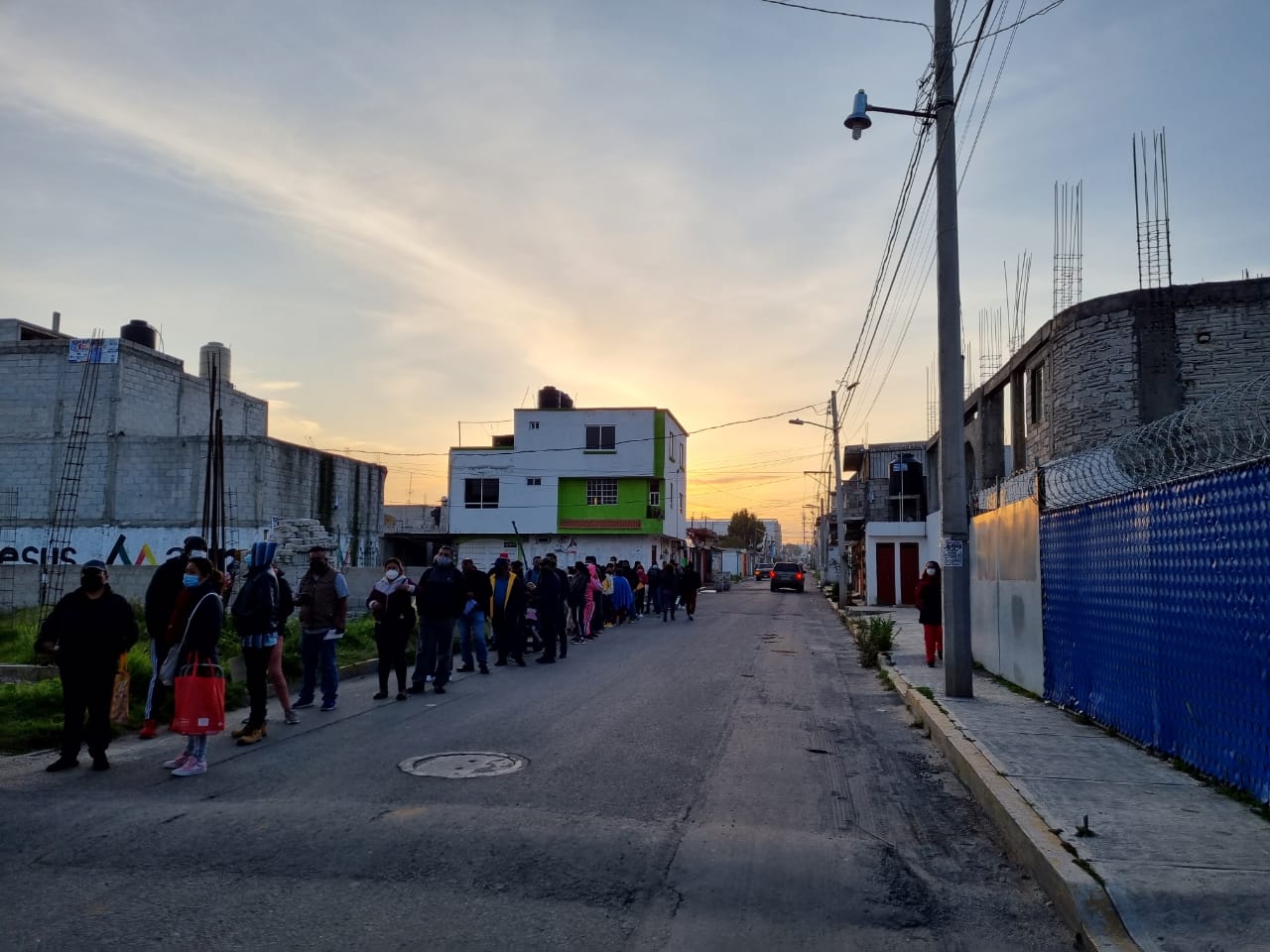 Video desde Puebla: Largas filas para vacunarse en Chachapa, Amozoc
