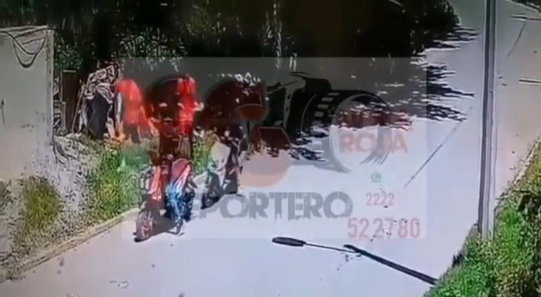 Video desde Puebla: Sujetos armados despojan de su moto a dos jóvenes en Texmelucan