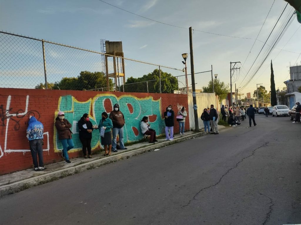 Video desde Puebla: Millennials acuden a recibir vacuna contra el covid-19 en Momoxpan