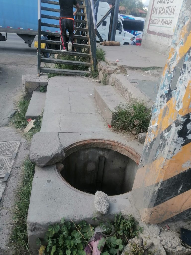 Tapa de registro está abierta a unos pasos del puente principal de Chachapa que pone en riesgo la integridad de los transeúntes