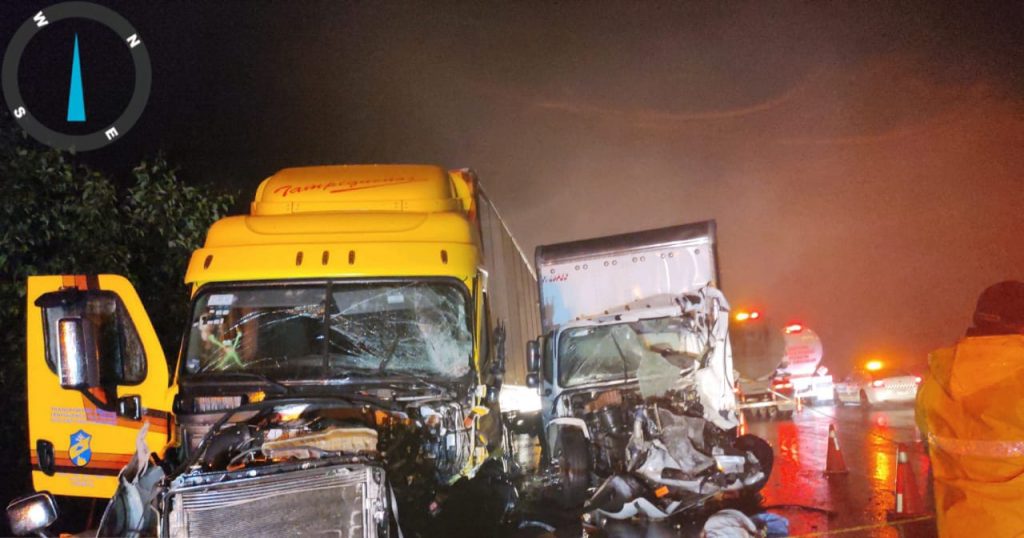 Conductor muere prensado tras choque en la Tuxpan- México