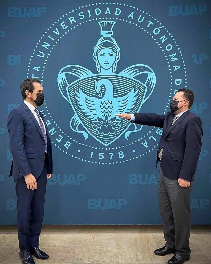 Rector Alfonso Esparza nombra a José Carlos Bernal como secretario de la BUAP