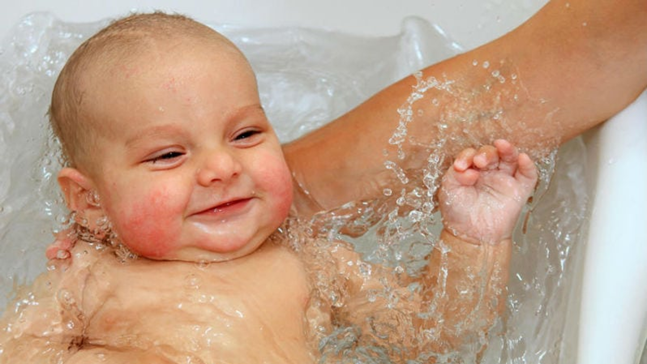 ¿Mamá/Papá primeriz@? Aquí te damos 5 tips para que no sufras los primeros baños de tu bebé