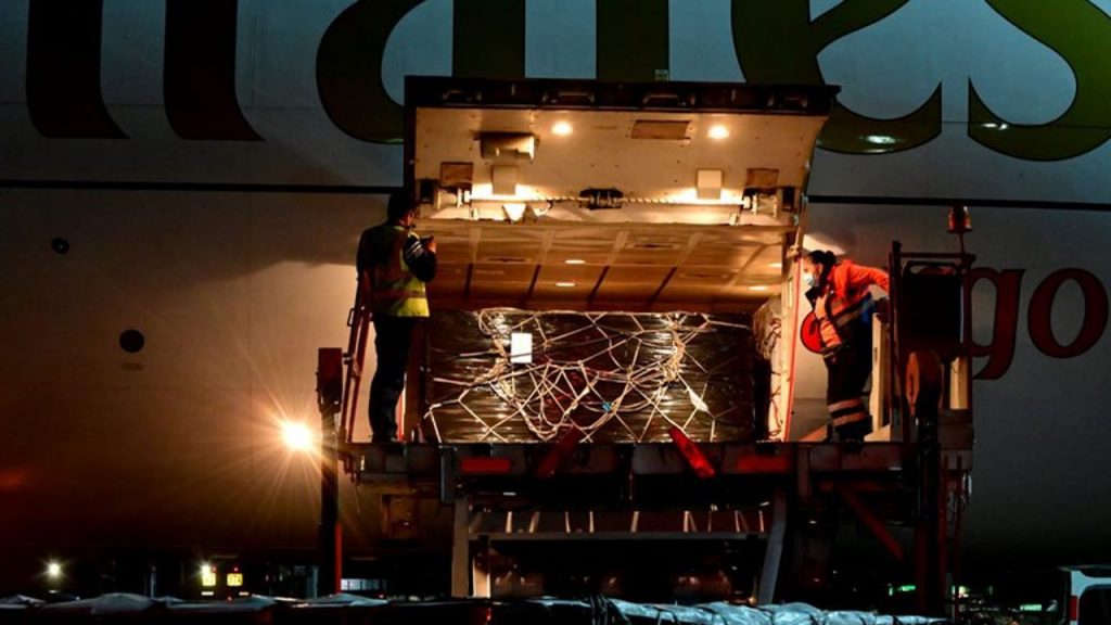 Llegó un nuevo de embarque de vacunas Sputnik V, en medio de incertidumbre por tercera ola de COVID-19