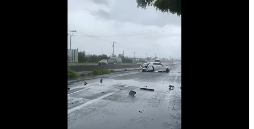 Chocan y dejan abandonado su Mercedes en la Atlixco-Izúcar