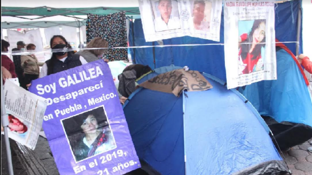 Realizan plantón integrantes del Colectivo Voz de los Desaparecidos afuera del Congreso de Puebla