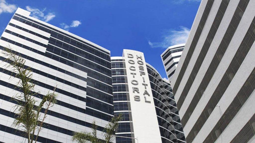 Doctors Hospital avanza en las acciones legales en torno a la contratación de médicos registrados institucionalmente en las Islas Caimán, alegando que la seguridad de los pacientes está, de lo contrario, en riesgo
