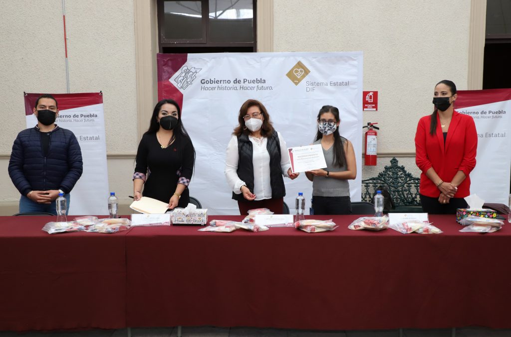 Dona Voluntariado de Salud kits de higiene al SEDIF