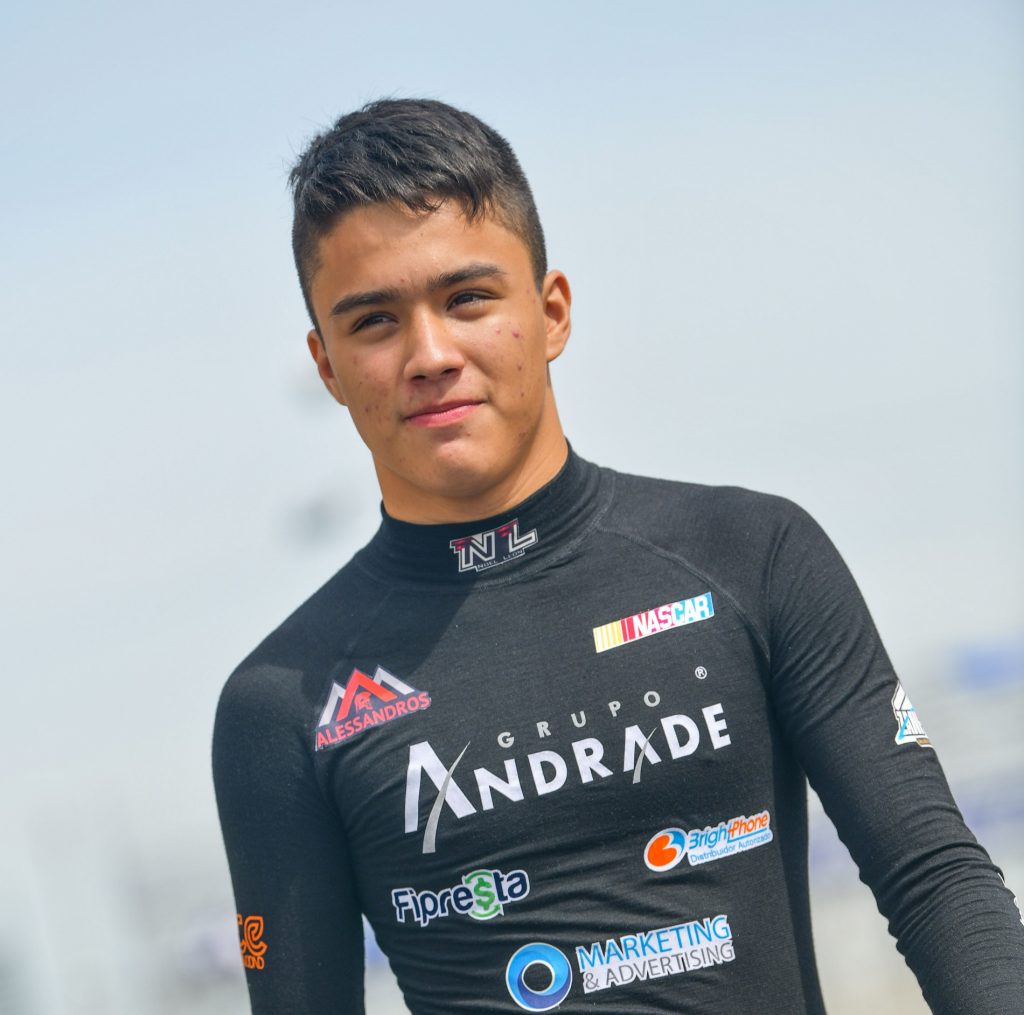 Noel León en el  liderato absoluto en la NASCAR Peak