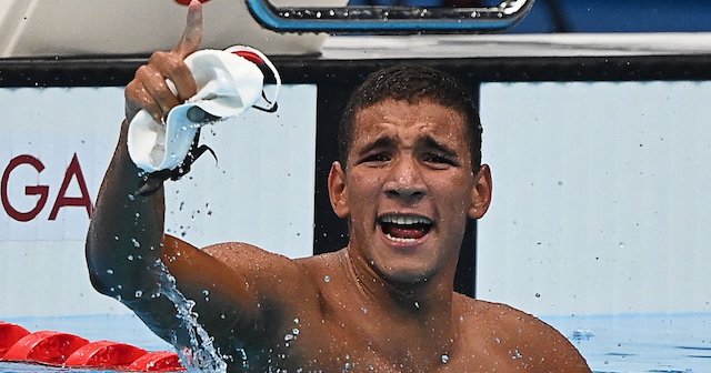 Primera gran sorpresa de los Juegos Olímpicos: un nadador tunecino de 18 años ganó los 400 metros y generó un alocado festejo de su entrenador