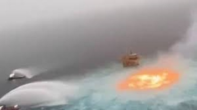 #VIDEO: Incendio en línea submarina de Pemex en Campeche