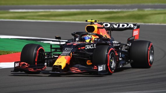 Checo Pérez perdió posiciones al final de los primeros libres, Max Verstappen dominó