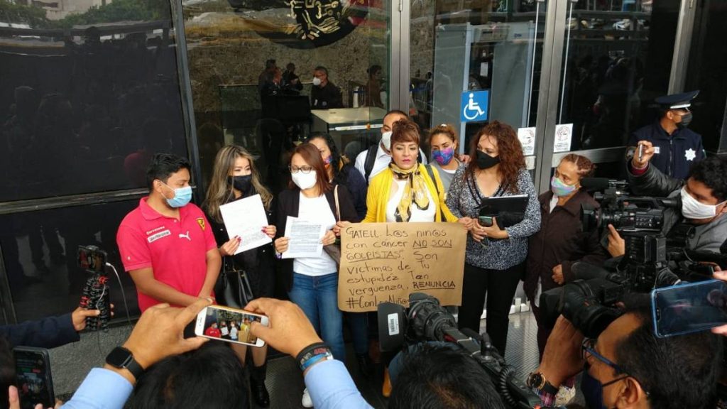 Padres de niños con cáncer denuncian a López-Gatell por estos delitos