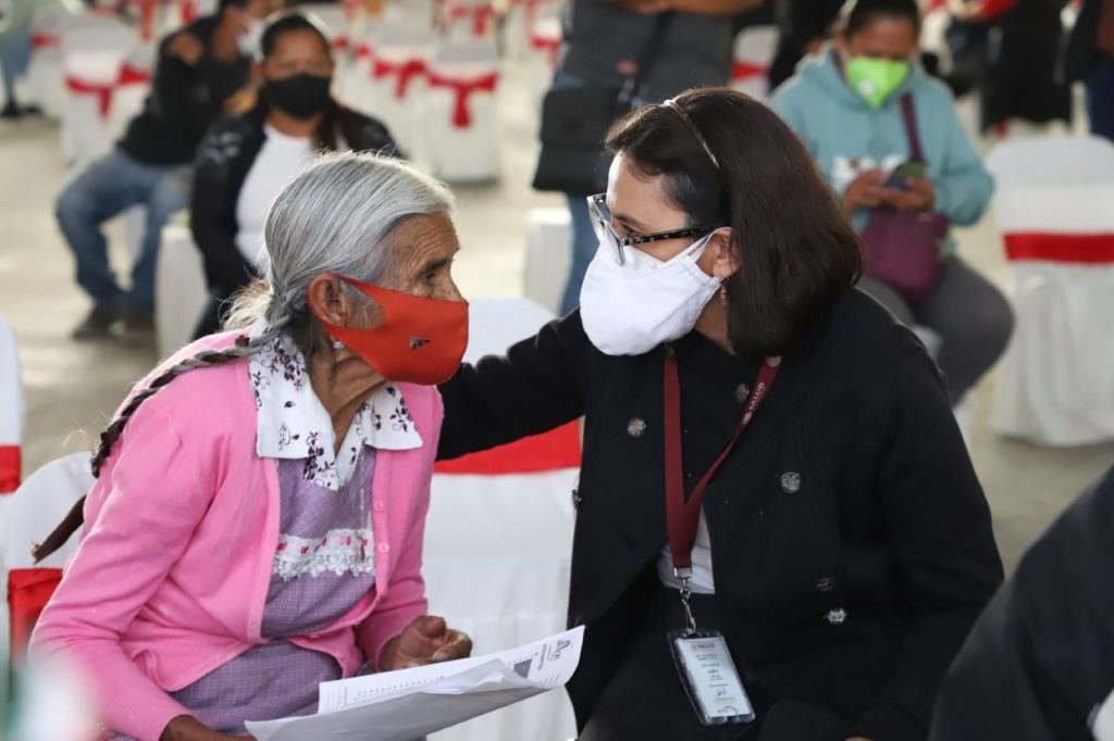 En Ocoyucan, SEDIF continúa entrega de auxiliares auditivos y lentes