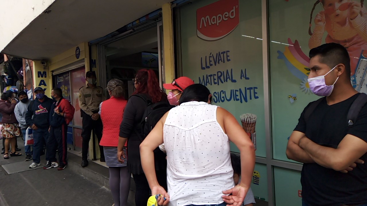 Video desde Puebla: Padres de familia, abarrotan las papelerías a unas horas del regreso a clases presenciales