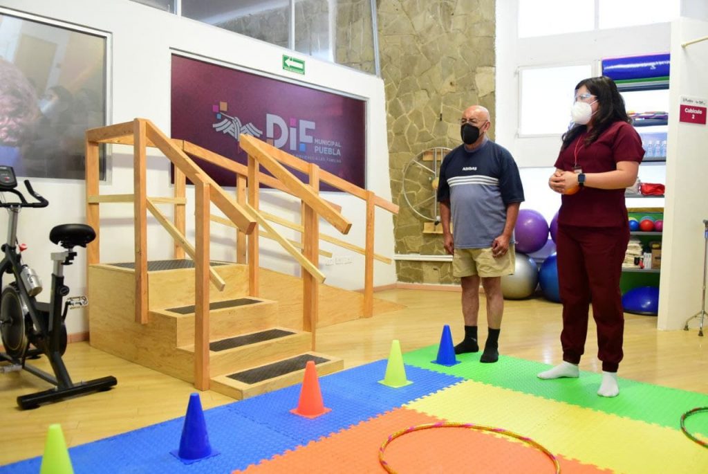 Abre SMDIF nueva área de fisioterapia para personas adultas mayores