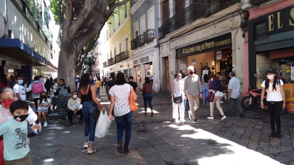 Video desde Puebla: En plena 3ra ola de contagios Covid, la gente abarrota otra vez el Centro Histórico