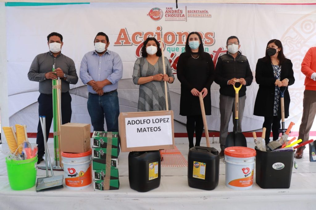 Karina Pérez Popoca entrega kits sanitarios a escuelas de San Andrés Cholula