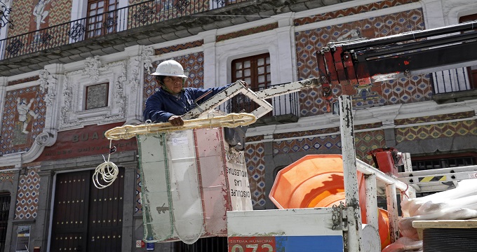 Ayuntamiento de Puebla comienza la colocación de adornos por las fiestas patrias (video)