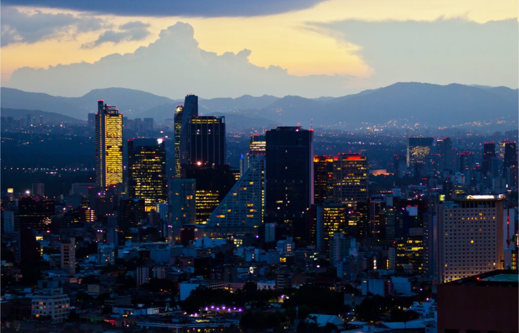 Poblanos abarrotan estacionamiento del centro comercial Angelópolis