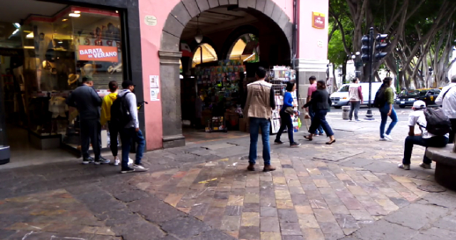 Video desde Puebla: Ayuntamiento reparte gel antibacterial en la calle 5 de mayo ante altos contagios del covid-19