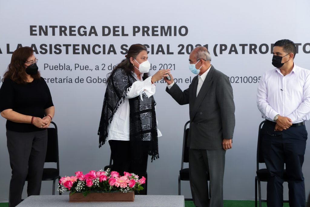 Entrega presidenta del SEDIF premio del Sorteo para la Asistencia Social 2021