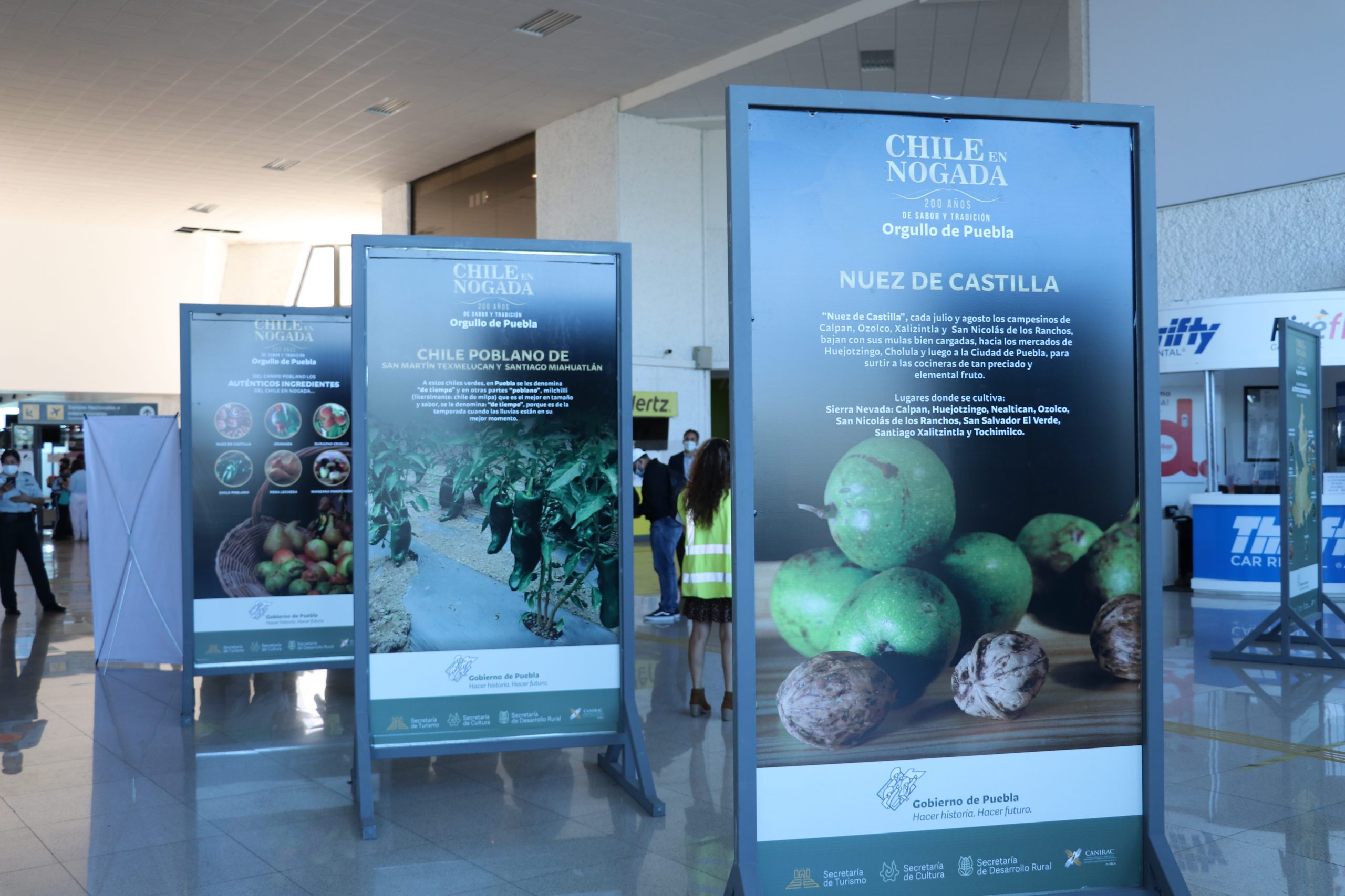 Inauguran Cultura y Turismo exposición del Chile en Nogada en el Aeropuerto “Hermanos Serdán”