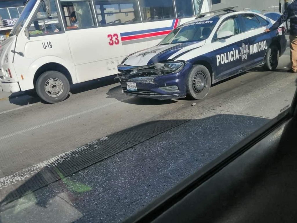 Patrulla de la policía municipal provoca accidente en el bulevar Las Torres