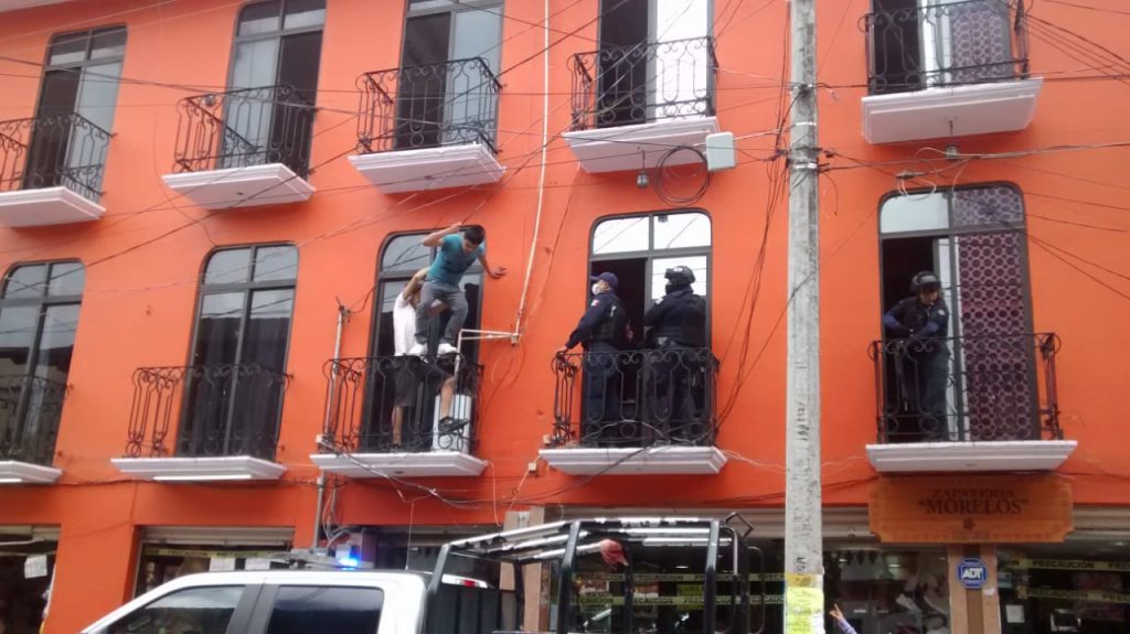 Fotonota: Sujeto amagó con suicidarse en Huauchinango