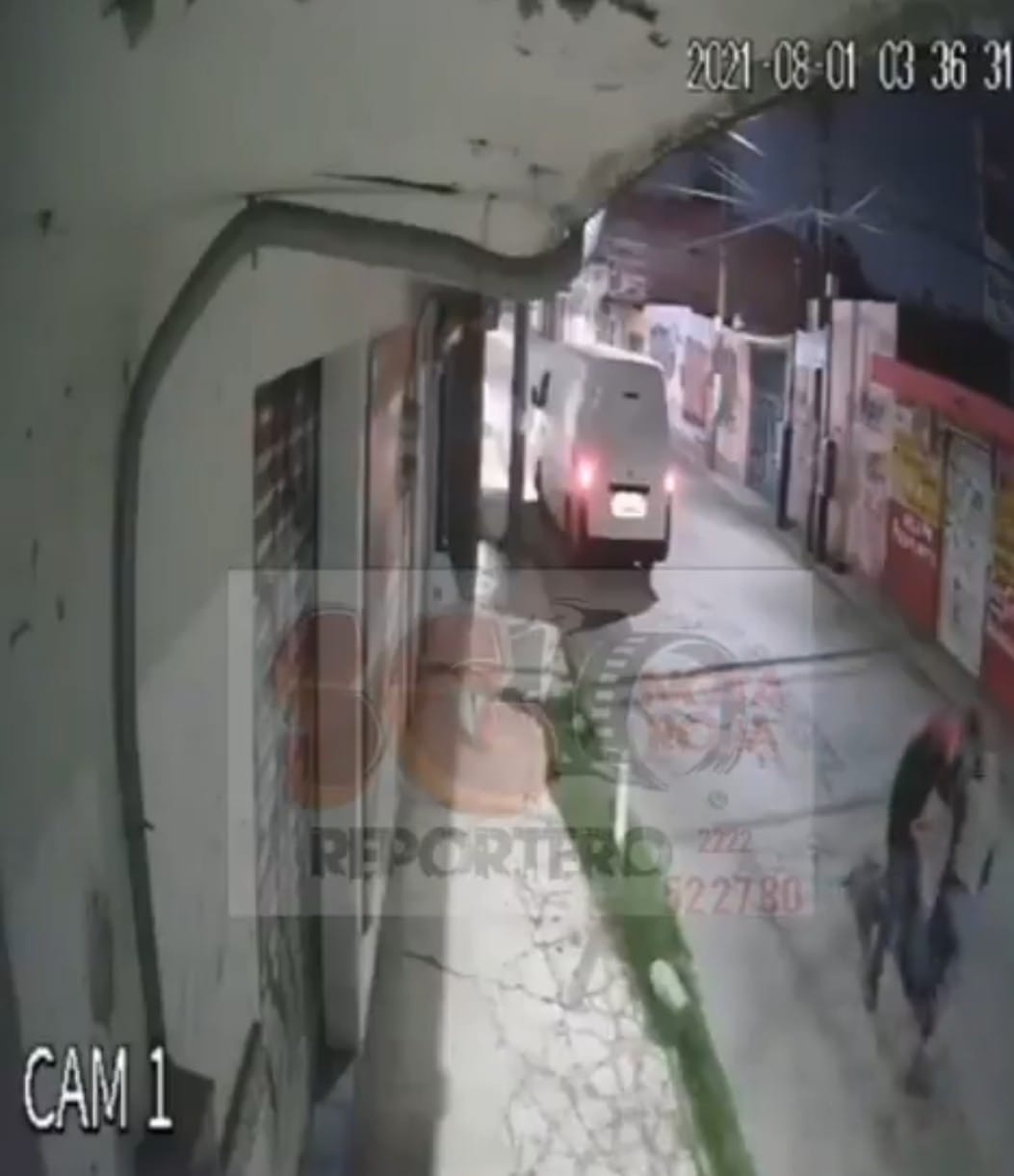 Video desde Puebla: A golpes despojan de sus pertenencias a un joven en Xochimehuacán