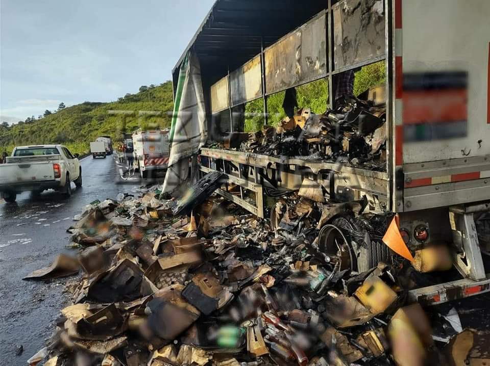 Se incendia camión en la autopista Puebla- Córdoba y pobladores se llevan la cerveza