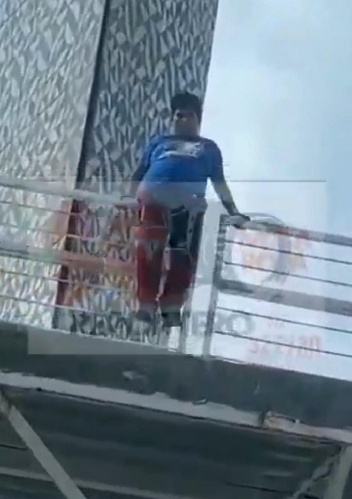 Video desde Puebla: Joven amaga con suicidarse en el bulevar Hermanos Serdán