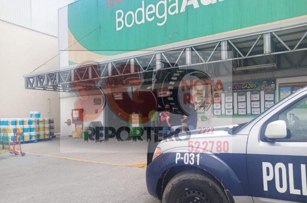 Sujetos armados asaltan bodega Aurrera de Amozoc