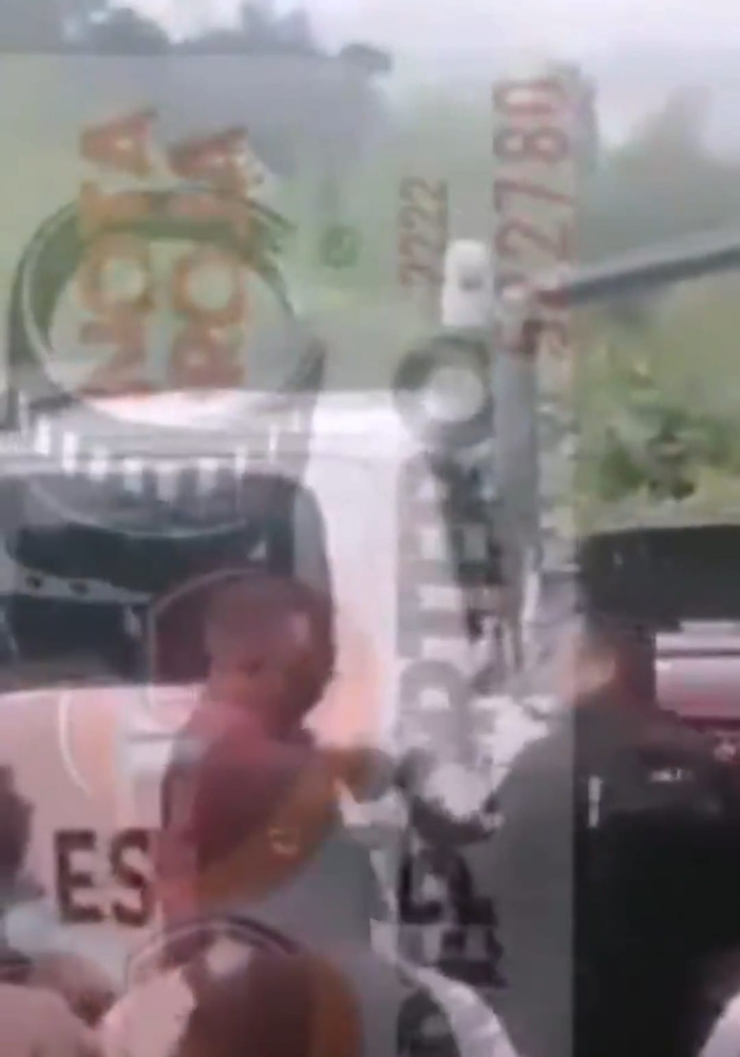 Video desde Puebla: Operadores de pipas golpean a policías estatales en Xonacatepec
