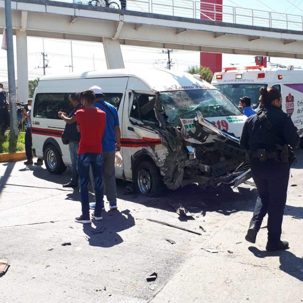 Fotonota: Al menos 4 lesionados por accidente entre combi y pipa de agua