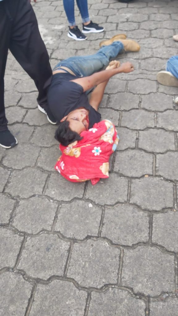 Fuerte accidente sufren jóvenes en Huauchinango